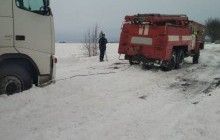 На Житомирщине за период непогоды спасатели освободили из снежных заносов 296 автомобилей и 466 человек
