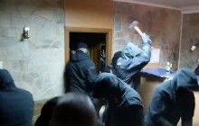 Невідомі за хвилину розтрощили кафе у Києві навпроти авіаційного університету (відео)