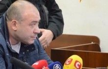 Возле суда националисты избили, забросали снежками и заплевали Крысина