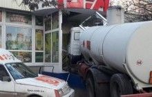 В Одесі бензовоз протаранив чотири автомобілі і врізався в магазин (фото)