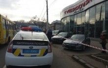 В Одесі в результаті штурму автосалону затримали зловмисника, який влаштував стрілянину (відео)