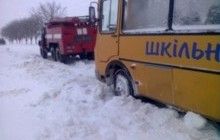 На Житомирщині через негоду рятувальники вивільняли шкільний автобус, що мав відвантажувати новорічні подарунки