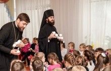 Монахи Києво-Печерської лаври побували у київському дитячому закладі з подарунками "від Святого Миколая"
