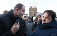 Активист плюнул в лицо Гужве и прогнал его с Майдана (видео)