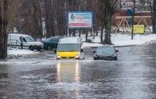 У Києві після сильного дощу затопило цілу вулицю, автомобілі доводилося витягати з води (фото, відео)