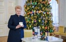 Литовський Президент подарувала Папі Римському найменший у світі різдвяний вертеп