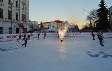 В центре Житомира под открытым небом открыли городской каток