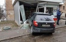 У Києві п'яний водій збив трирічну дівчинку й протаранив кіоск (фото, відео)