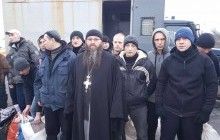 В сети появились фото, как священники УПЦ сопровождали военнопленных