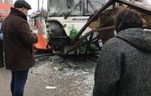 У Москві внаслідок наїзду автобуса на зупинку постраждало троє людей (фото, відео)