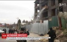 Газ, димові шашки й підпалені шини: у Києві почубилися активісти й охоронці будівництва (фоторепортаж, відео)