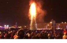 Запалили не по-дитячому: на Сахаліні пошуміли і спалили дотла 25-метрову ялинку (відео)