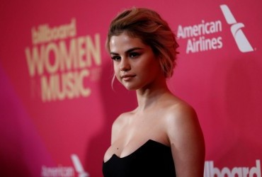 Селена Гомес появилась на съемках в тренче от украинского бренда (фото)