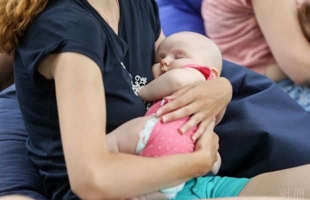 В Украине для разведенных родителей начали действовать новые нормы временного вывоза детей за границу