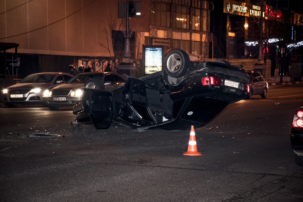 Від сильного удару Audi перекинулася на дах / фото kiev.informator.ua Від сильного удару Audi перекинулася на дах / фото kiev.informator.ua