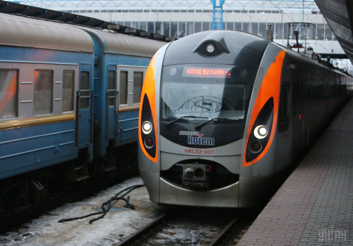 Сейчас пассажирские электропоезда в некоторых регионах будут двигаться под резервными тепловозами / фото УНИАН Сейчас пассажирские электропоезда в некоторых регионах будут двигаться под резервными тепловозами / фото УНИАН