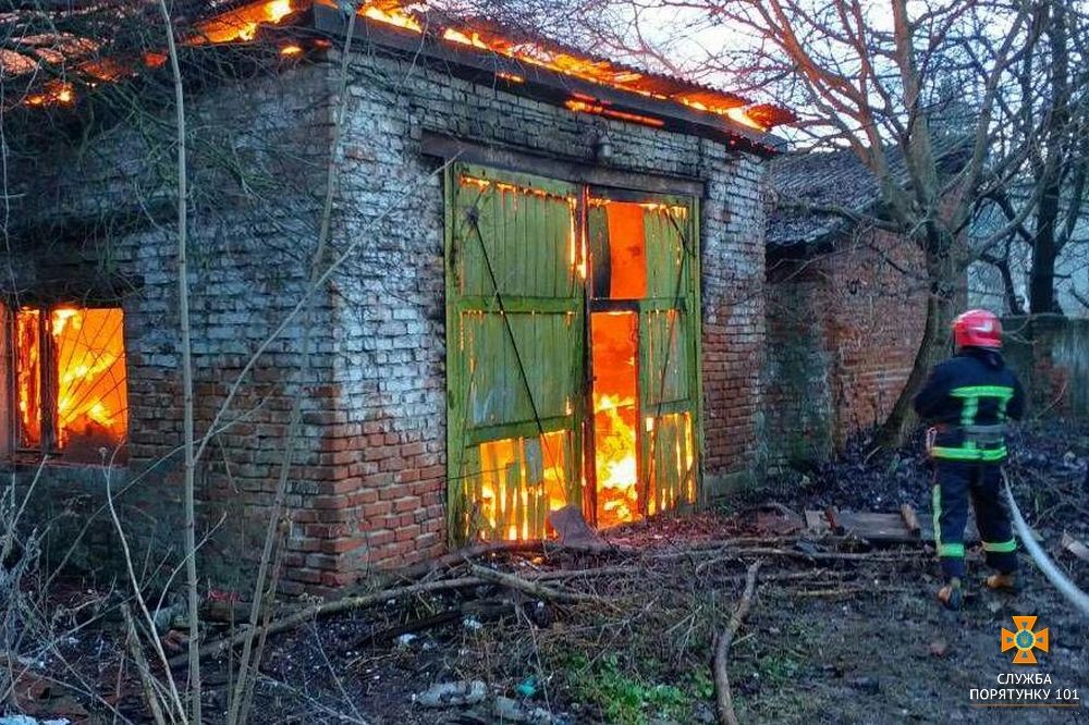 У Тернополі згорів гараж / фото ДСНС у Тернопільській області У Тернополі згорів гараж / фото ДСНС у Тернопільській області