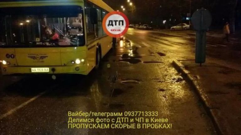 В Киеве автобус на переходе сбил женщину / фото dtp.kiev.ua В Киеве автобус на переходе сбил женщину / фото dtp.kiev.ua