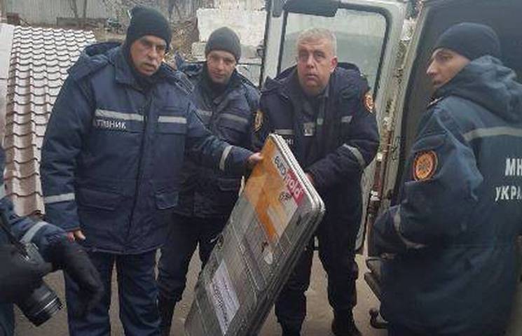 Рятувальникам з Дніпропетровщини привезли вечерю в зону АТО / скріншот Рятувальникам з Дніпропетровщини привезли вечерю в зону АТО / скріншот