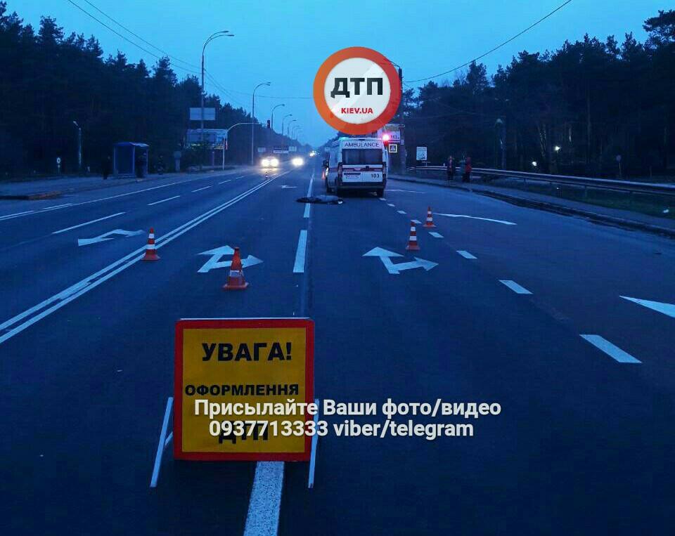 Від місця удару до місця, де лежало тіло, близько 100 метрів / facebook.com/dtp.kiev.ua Від місця удару до місця, де лежало тіло, близько 100 метрів / facebook.com/dtp.kiev.ua