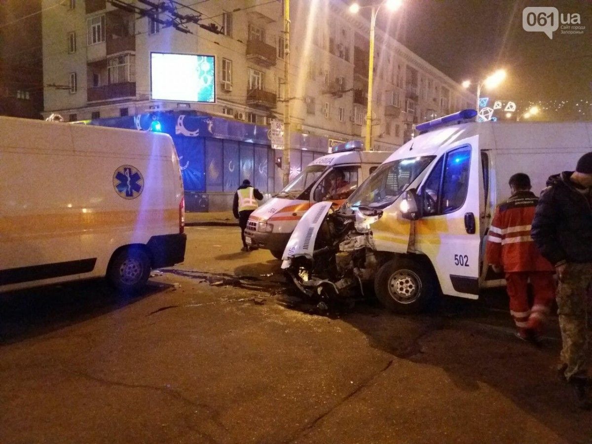 Вантажівка поїхав на червоне світло / 061.ua Вантажівка поїхав на червоне світло / 061.ua