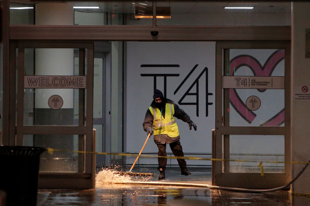 Затопленный терминал аэропорта / REUTERS Затопленный терминал аэропорта / REUTERS