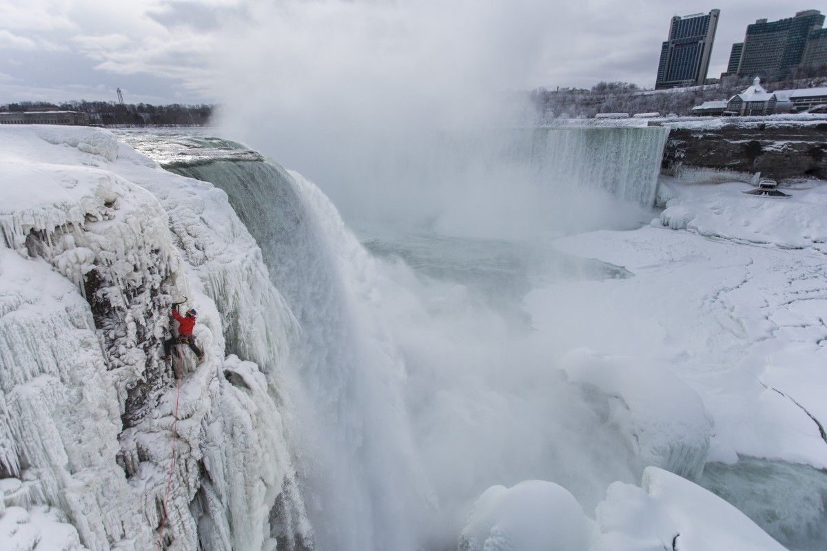 Через аномальний холод замерз Ніагарський водоспад / фото REUTERS Через аномальний холод замерз Ніагарський водоспад / фото REUTERS