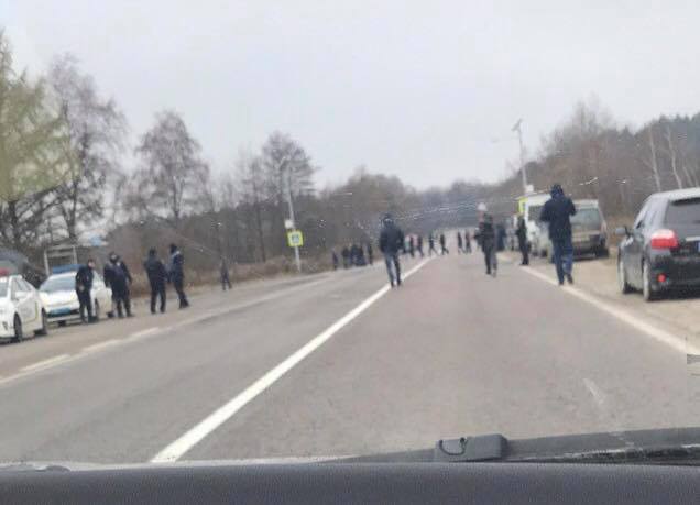 Протестующие перекрыли движение транспорта к пункту пропуска на границе / фото facebook/igor.zinkevych Протестующие перекрыли движение транспорта к пункту пропуска на границе / фото facebook/igor.zinkevych