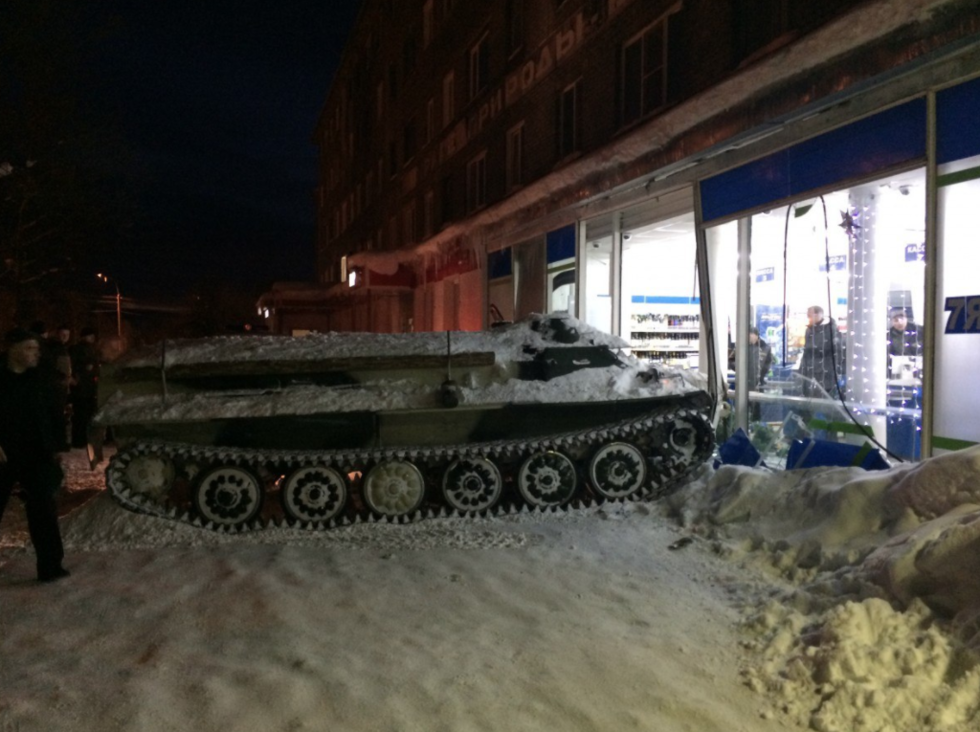 У Росії чоловік протаранив бронетранспортером магазин, щоб викрасти пляшку вина / фото vgoroden.ru У Росії чоловік протаранив бронетранспортером магазин, щоб викрасти пляшку вина / фото vgoroden.ru