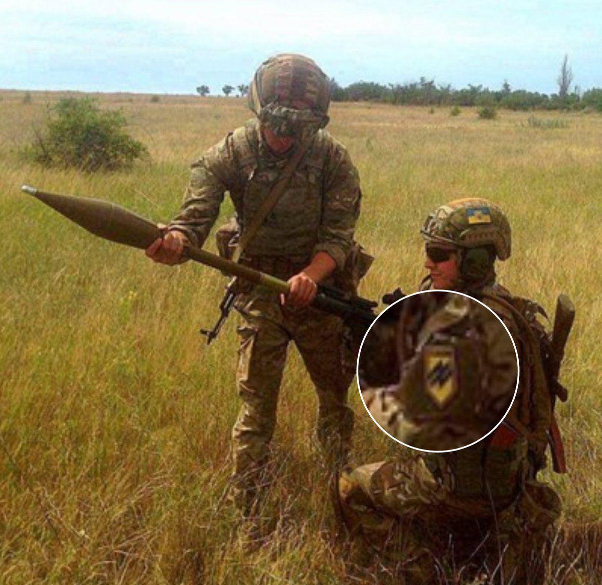 Бойцы с опознавательными знаками Бойцы с опознавательными знаками