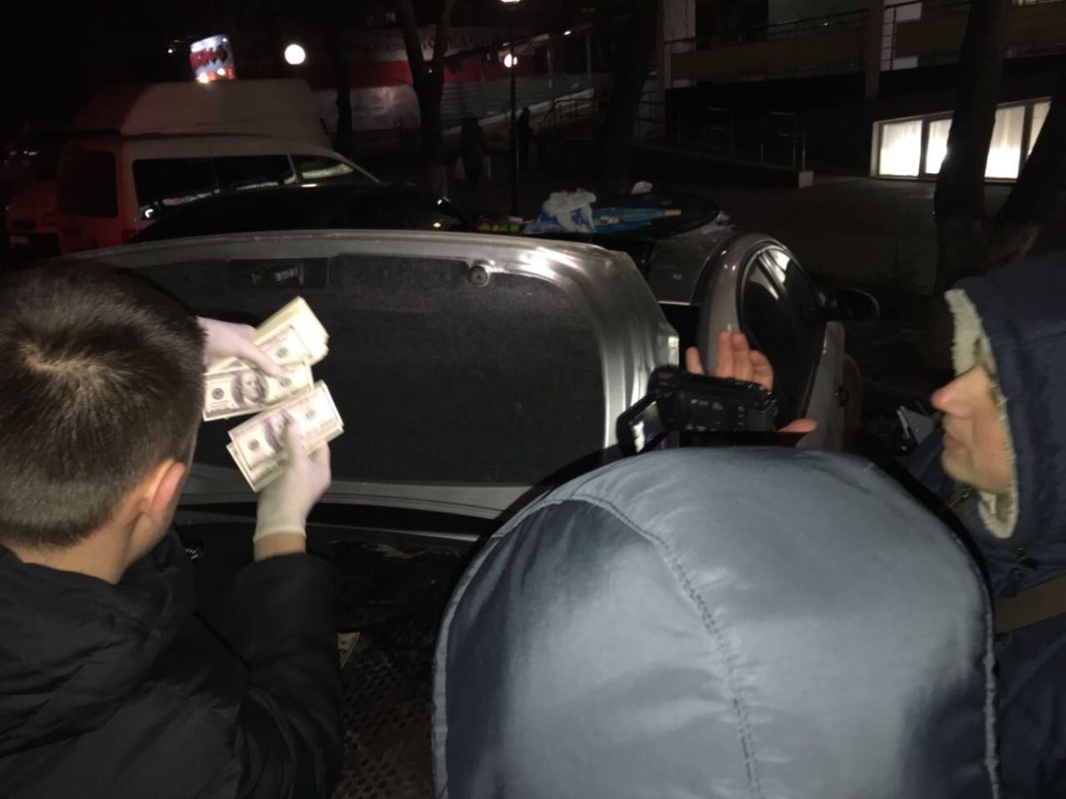 Адвоката затримали при отриманні коштів / фото vin.gp.gov.ua Адвоката затримали при отриманні коштів / фото vin.gp.gov.ua