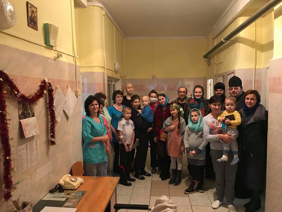 Монахи Свято-Георгієвського чоловічого монастиря у дитячій лікарні / news.church.ua Монахи Свято-Георгієвського чоловічого монастиря у дитячій лікарні / news.church.ua