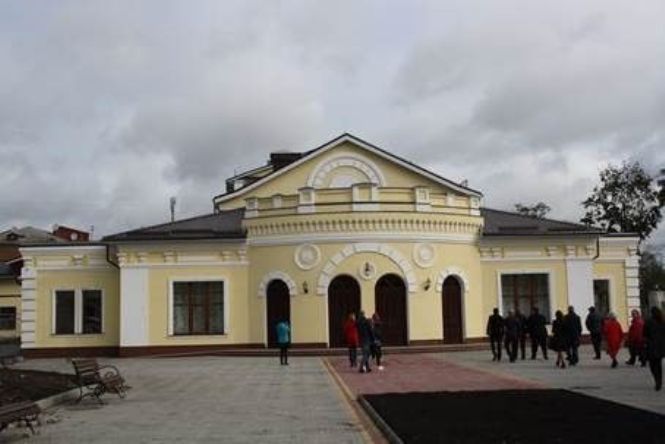 У Бердичеві урочисто відкрили відреставрований театр / фото УНІАН У Бердичеві урочисто відкрили відреставрований театр / фото УНІАН