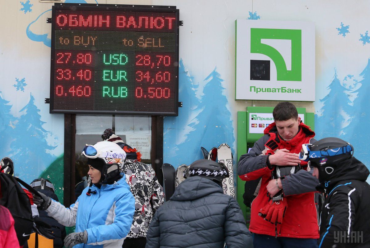 З відкриття торгів гривня зміцнилася до долара на 14 копійок / фото УНІАН З відкриття торгів гривня зміцнилася до долара на 14 копійок / фото УНІАН