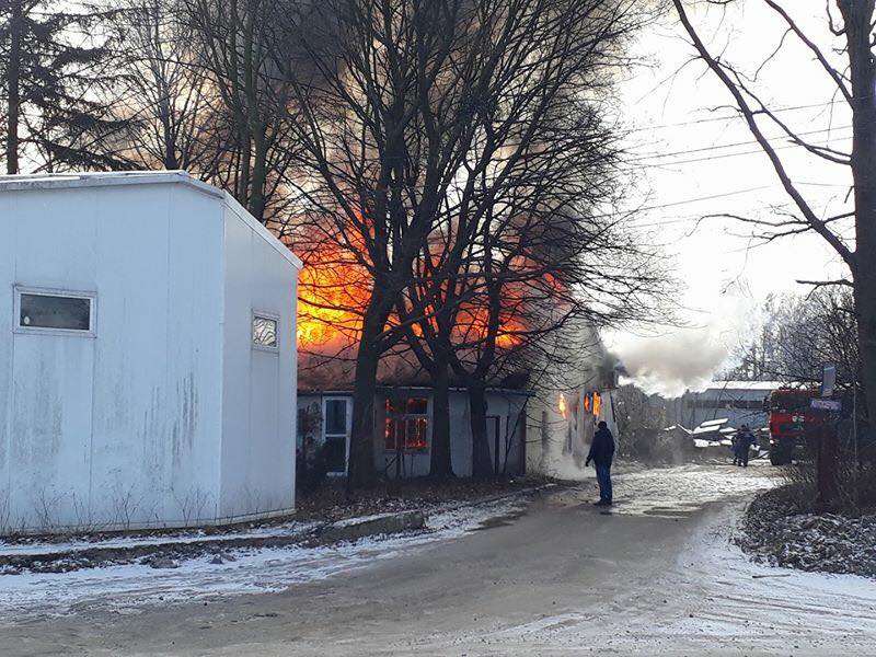 Пожежа сталася на складі лакофарбових матеріалів / фото facebook.com/igor.zinkevych Пожежа сталася на складі лакофарбових матеріалів / фото facebook.com/igor.zinkevych