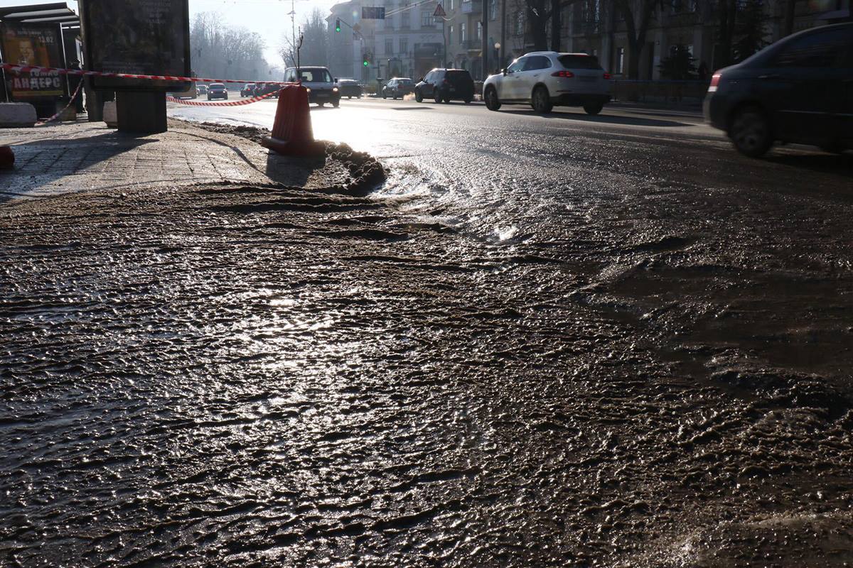 Вода на дороге начала сразу замерзать / фото kiev.informator.ua Вода на дороге начала сразу замерзать / фото kiev.informator.ua