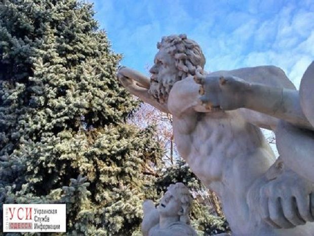 Злоумышленники отбили у одного из изваяний скульптурной композиции кисть руки, у другой - пальцы / Фото usionline.com