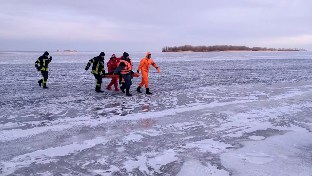 В Черкассах двое подростков провалились под лед, спасти удалось только одного / ГСЧС Украины В Черкассах двое подростков провалились под лед, спасти удалось только одного / ГСЧС Украины
