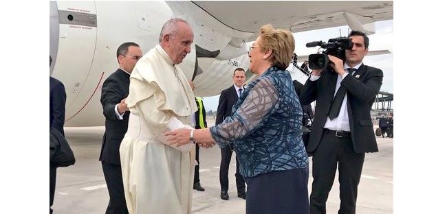 Папа Римский прибыл в Чили / twitter.com/mbachelet
