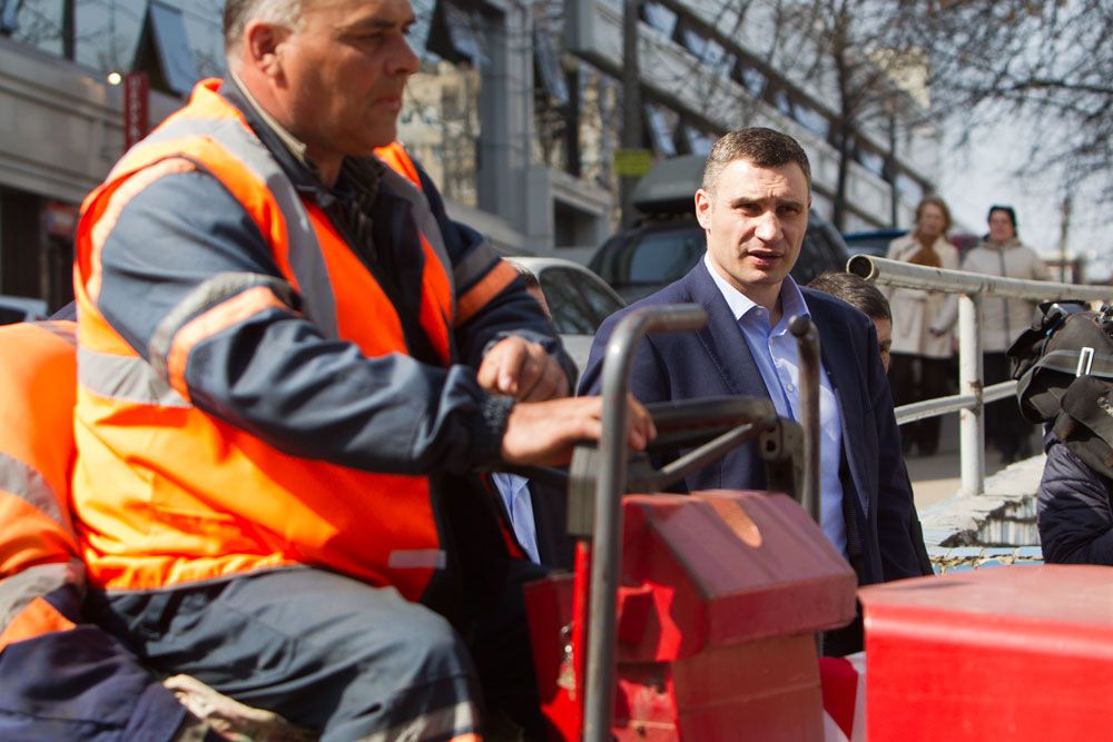 Как минимум 300 км дорог в Киеве планируют отремонтировать в этом году / фото kiev.klichko.org Как минимум 300 км дорог в Киеве планируют отремонтировать в этом году / фото kiev.klichko.org