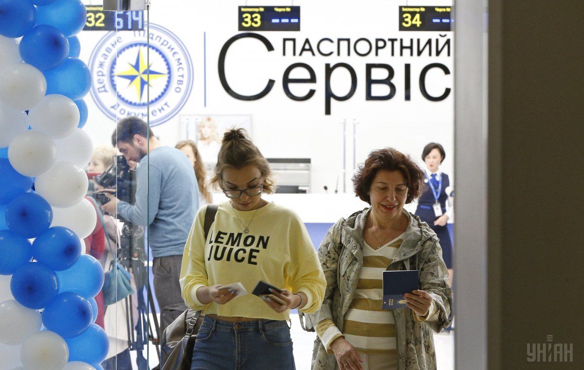 "Паспортний сервіс" відновив видачу біометричних паспортів / фото УНІАН "Паспортний сервіс" відновив видачу біометричних паспортів / фото УНІАН