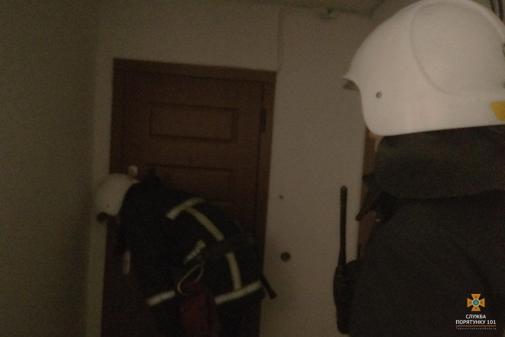 У Тернополі рятувальники врятували малолітню дитину, яка у багатоповерхівці з відкритого вікна кликала маму (фото, відео)