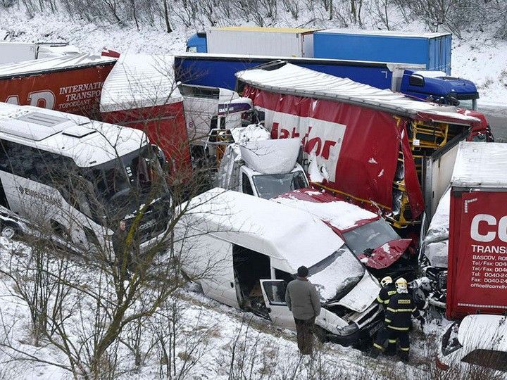 Несколько десятков автомобилей попали в ДТП / фото 112.ua Несколько десятков автомобилей попали в ДТП / фото 112.ua