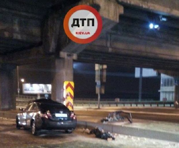 ДТП произошло под мостом метро / фото facebook.com/dtp.kiev.ua ДТП произошло под мостом метро / фото facebook.com/dtp.kiev.ua