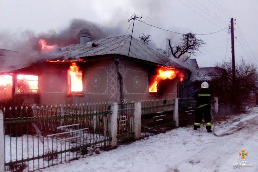 На Тернопільщині внаслідок несправності димаря згорів приватний житловий будинок (фото) На Тернопільщині внаслідок несправності димаря згорів приватний житловий будинок (фото)