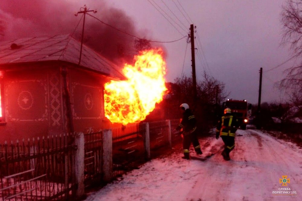 На Тернопільщині внаслідок несправності димаря згорів приватний житловий будинок (фото) На Тернопільщині внаслідок несправності димаря згорів приватний житловий будинок (фото)