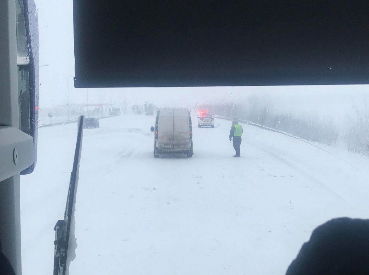 Снігопад ускладнив життя водіям / Фото strana.ua Снігопад ускладнив життя водіям / Фото strana.ua