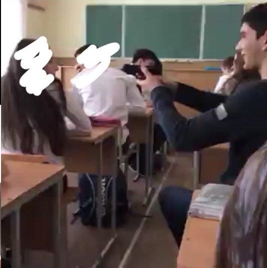 Парень приезжал в школу с 10 класса на машине / фото Facebook Ляна Теремкова Парень приезжал в школу с 10 класса на машине / фото Facebook Ляна Теремкова
