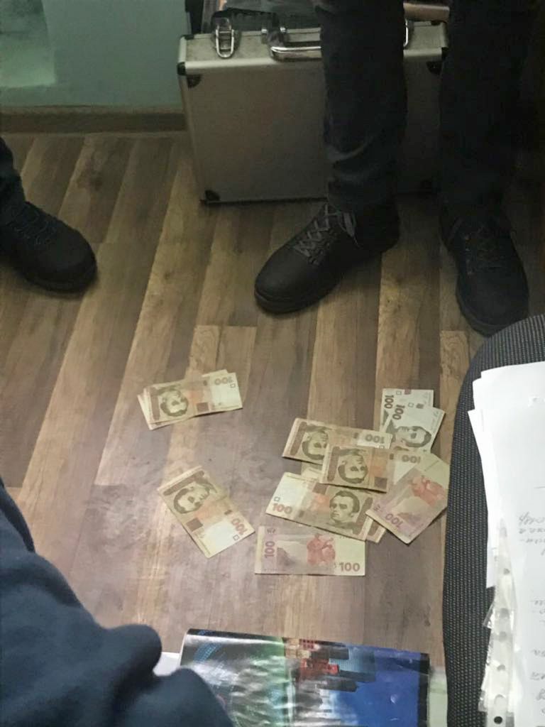 У Коростені на хабарі затримали фітоінспектора / фото поліції Житомирської області У Коростені на хабарі затримали фітоінспектора / фото поліції Житомирської області