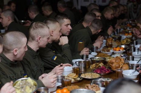 Председатель Тернопольской ОГА провел сочельник накануне Крещения с военнослужащими (фото) Председатель Тернопольской ОГА провел сочельник накануне Крещения с военнослужащими (фото)